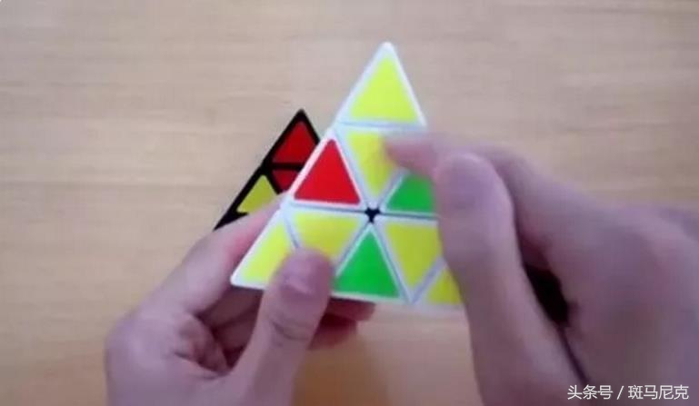 金字塔魔方还原教程的最后一步 (怎样还原2阶金字塔魔方视频教程)
