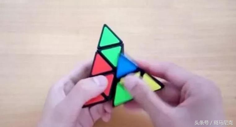 金字塔魔方还原教程的最后一步 (怎样还原2阶金字塔魔方视频教程)