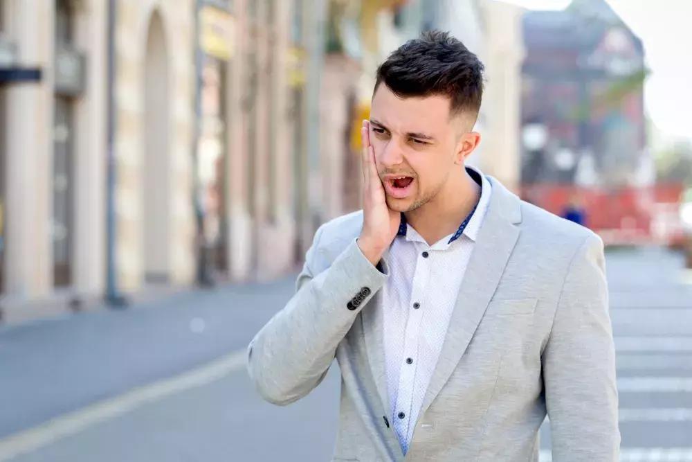 牙齿劈裂了一半能晃动怎么办,好好的牙齿怎么会裂开呢