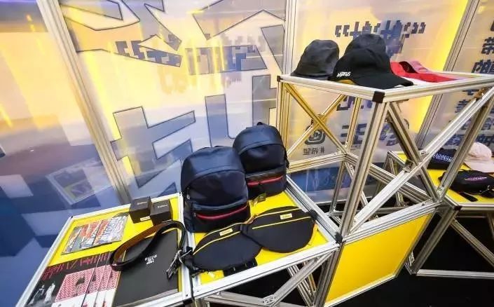 新发现！除了机场，又一个与偶像「假装偶遇」的地方！