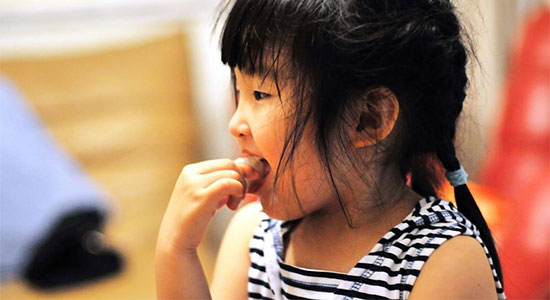 儿童食用过多荔枝会得荔枝病,防止荔枝得病视频