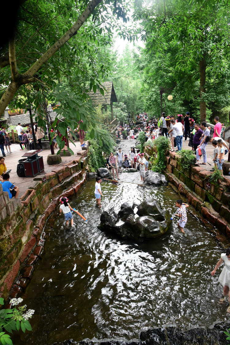 成都郊外的黄龙溪古镇，的确是一个耍水嘻嘻放松的好地方