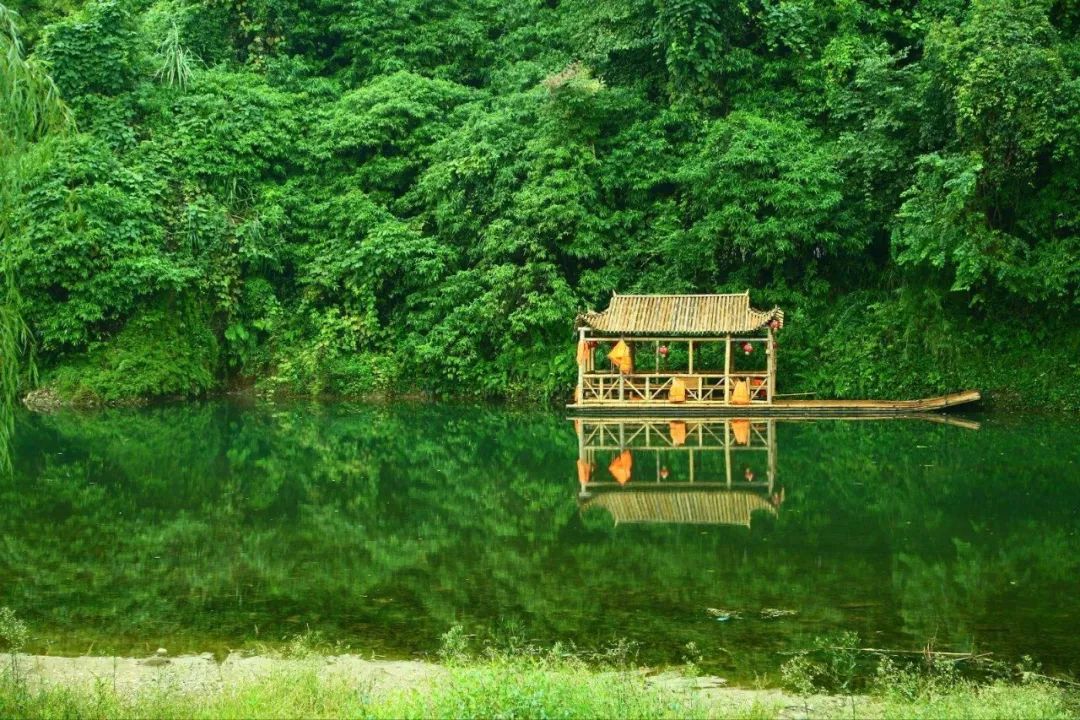 避暑耍水爽一夏!低至4折≈258元抢街子古镇艺家精品酒店住宿一晚!双早+游泳+逛古镇……屋里搓麻~山涧耍水~全家游~凉快的很!