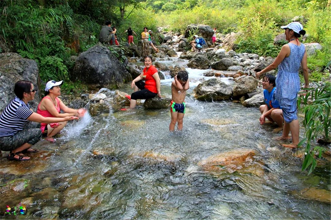 避暑耍水爽一夏！低至4折≈258元抢街子古镇艺家精品酒店住宿一晚！双早+游泳+逛古镇……屋里搓麻~山涧耍水~全家游~凉快的很！