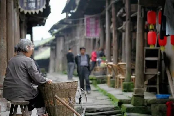 避暑耍水爽一夏!低至4折≈258元抢街子古镇艺家精品酒店住宿一晚!双早+游泳+逛古镇……屋里搓麻~山涧耍水~全家游~凉快的很!