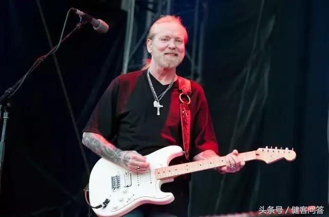 面对丙肝，这两位摇滚巨星的做法截然不同……