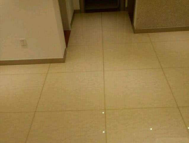 冬季做瓷砖美缝,瓷砖没有做美缝灯光反射