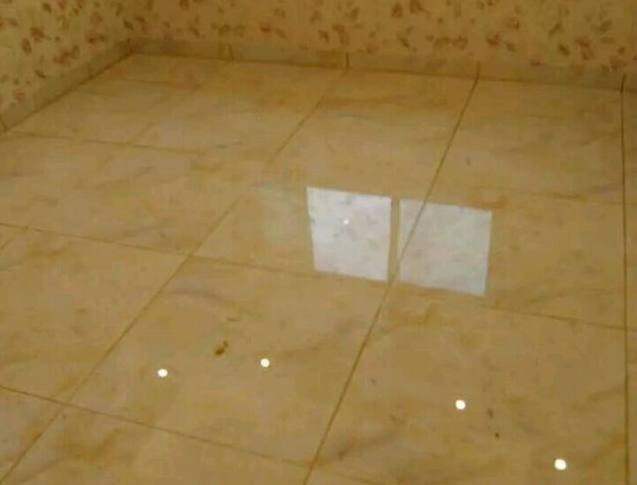 冬季做瓷砖美缝,瓷砖没有做美缝灯光反射