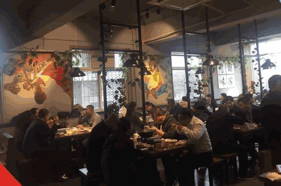 这家餐厅怎么做的如此火爆,这家餐厅的菜品丰富多样