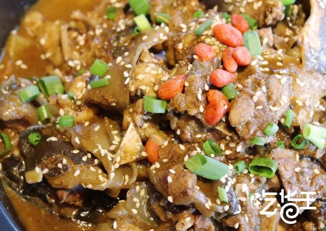 这家餐厅怎么做的如此火爆,这家餐厅的菜品丰富多样