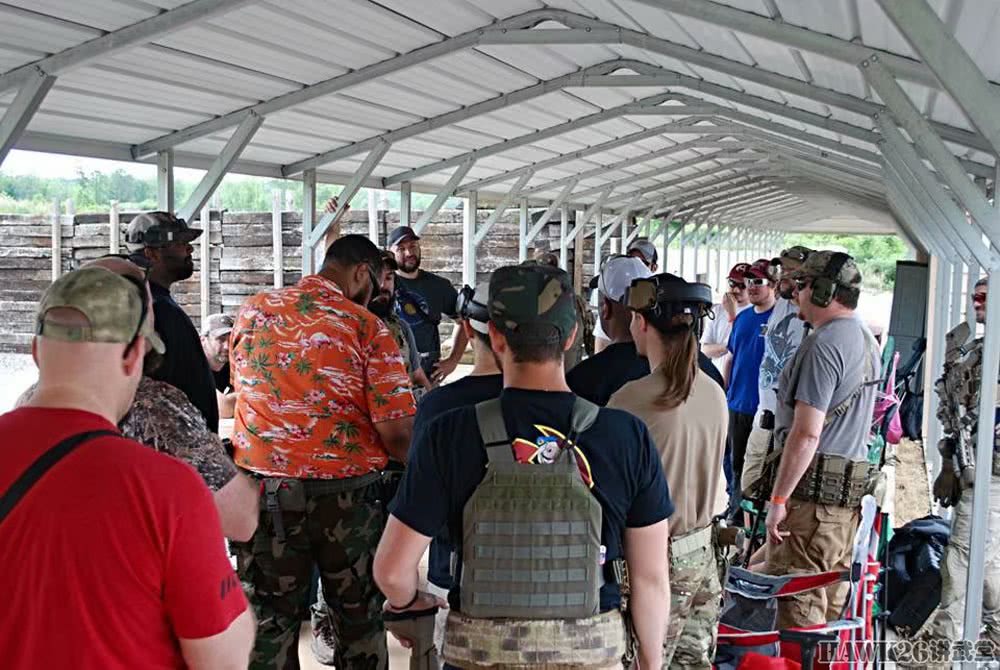 美国土豪枪迷聚会：昂贵的FNSCAR步枪就是门票