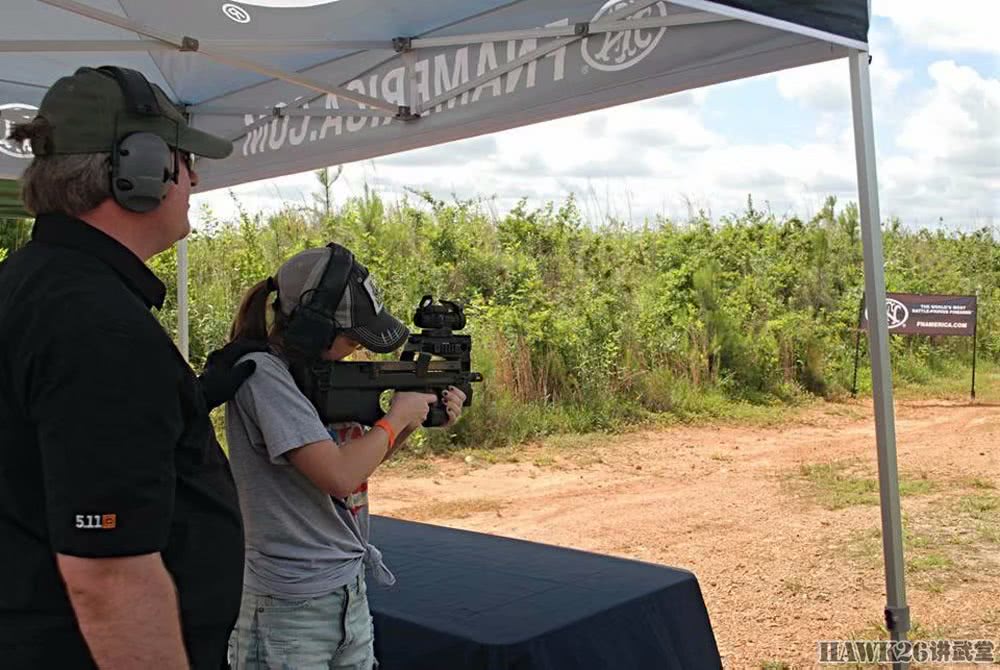 美国土豪枪迷聚会：昂贵的FNSCAR步枪就是门票