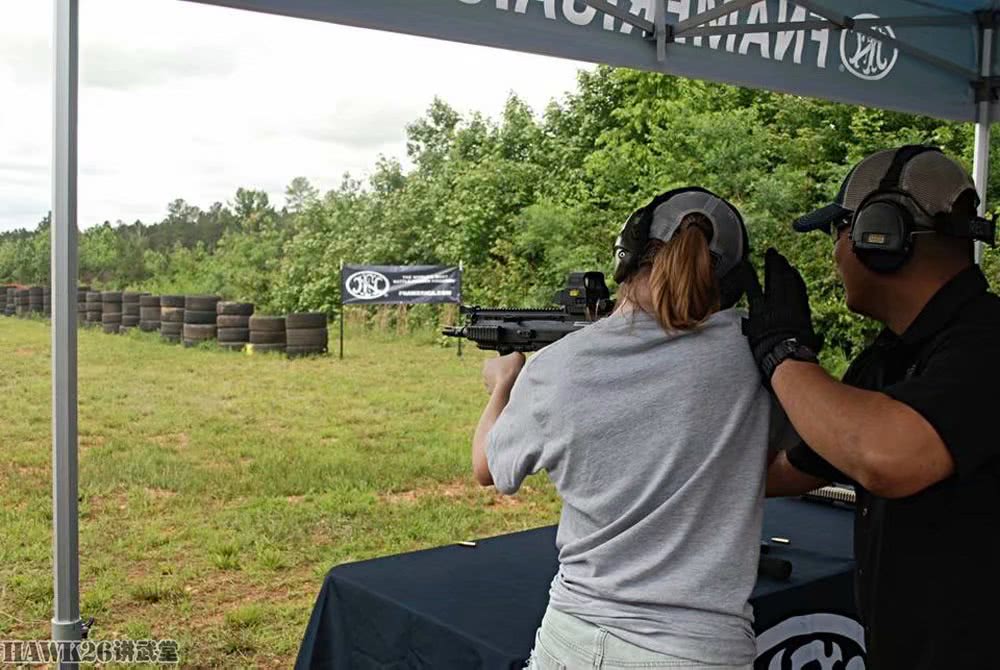 美国土豪枪迷聚会：昂贵的FNSCAR步枪就是门票
