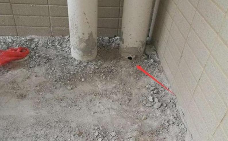 下水管被师傅戳破一个洞，还以为粗心，后来才知道这很重要