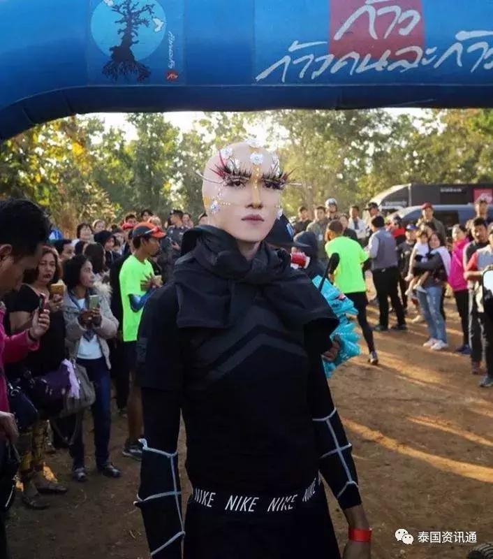 神奇！泰国网红“蚂蚁夫人”教大家如何对付恶犬，一般人还真学不来