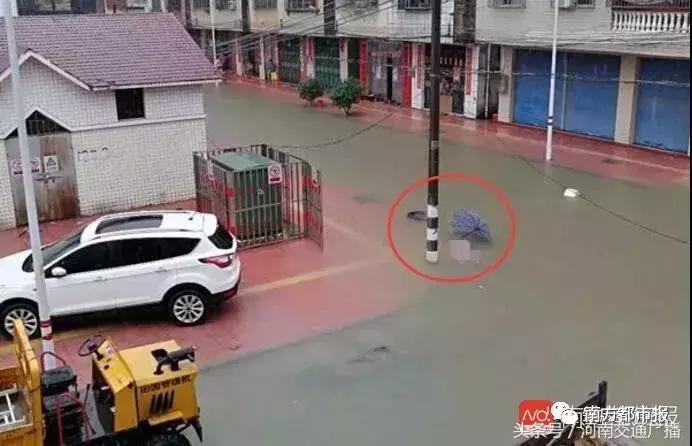 湖北女子暴雨中疑被触电身亡,积水路段发生触电如何自救