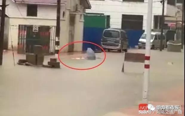 湖北女子暴雨中疑被触电身亡,积水路段发生触电如何自救