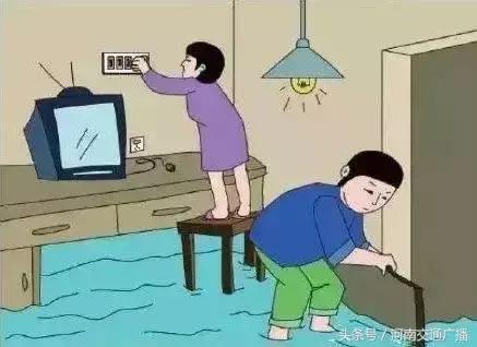 湖北女子暴雨中疑被触电身亡,积水路段发生触电如何自救