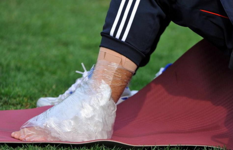 别把崴脚不当回事当心二次伤害,崴脚导致的脚踝浮肿怎么消肿止痛