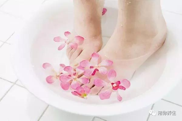 夏天睡觉时手脚冰凉是什么原因,夏天也是手脚冰凉是怎么回事