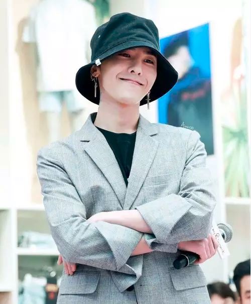 倪妮易烊千玺同框,又懒又想拍照