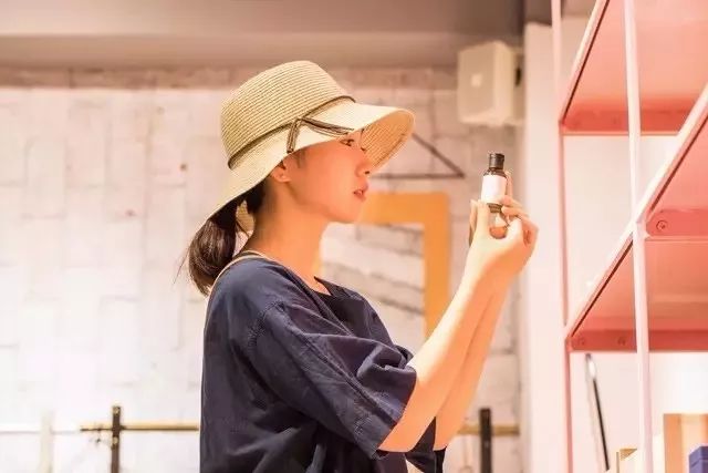 倪妮易烊千玺同框,又懒又想拍照