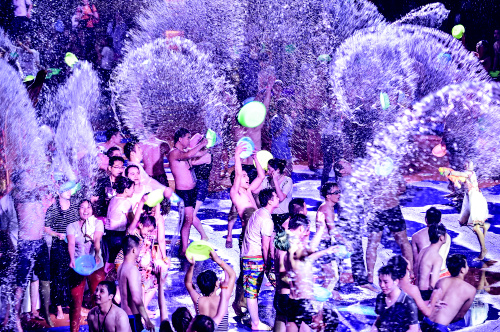 锦绣中华泼水狂欢节,锦绣中华泼水节夜场什么时候结束