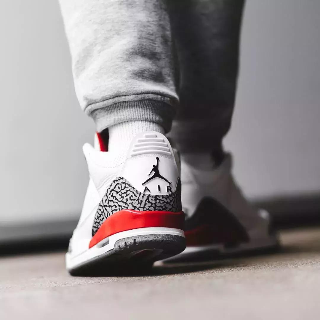 上个月发售的19双人气球鞋中，哪些的价格还没起飞？