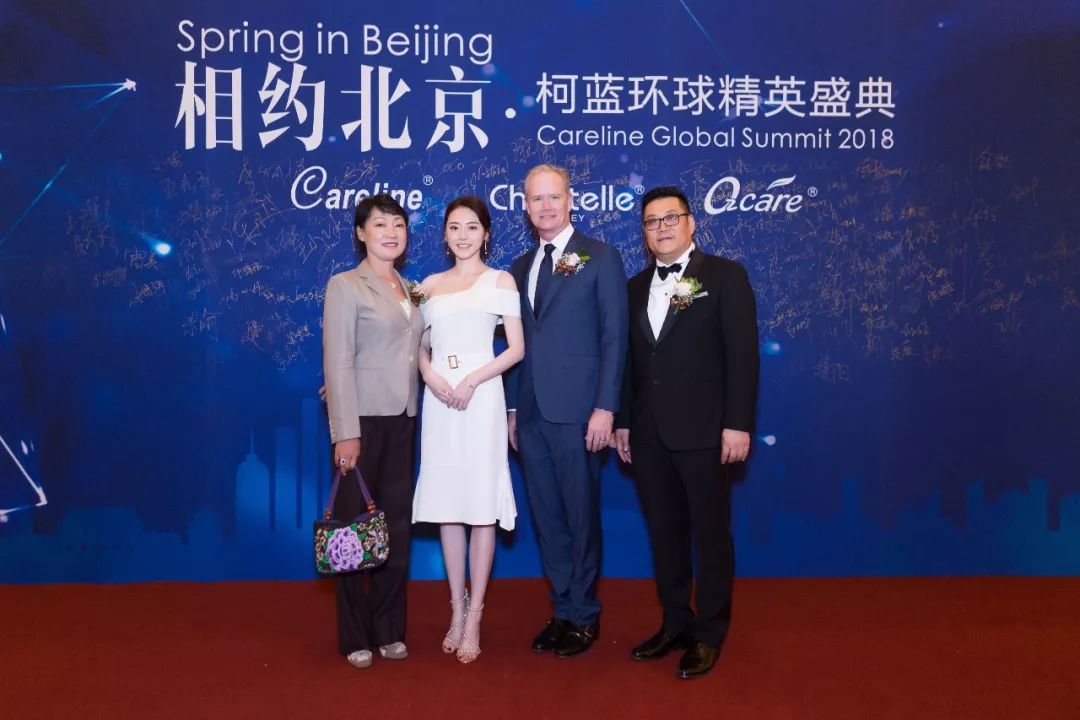 香娜露儿代言人黄梦莹优雅亮相“柯蓝环球精英盛典”