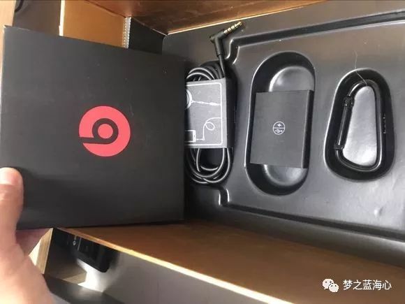 托人从香港带回来的beatsstudio3wireless录音师三代蓝牙怎么看起来有点怪？