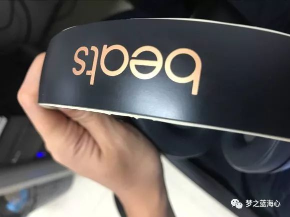 托人从香港带回来的beatsstudio3wireless录音师三代蓝牙怎么看起来有点怪？