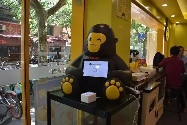 在无人超市里面吃东西,在无人的超市过一辈子