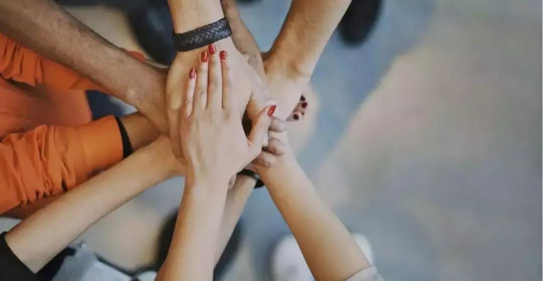 女生参加音乐节，突然感觉双腿间热热的，一回头顿时觉得恶心至极