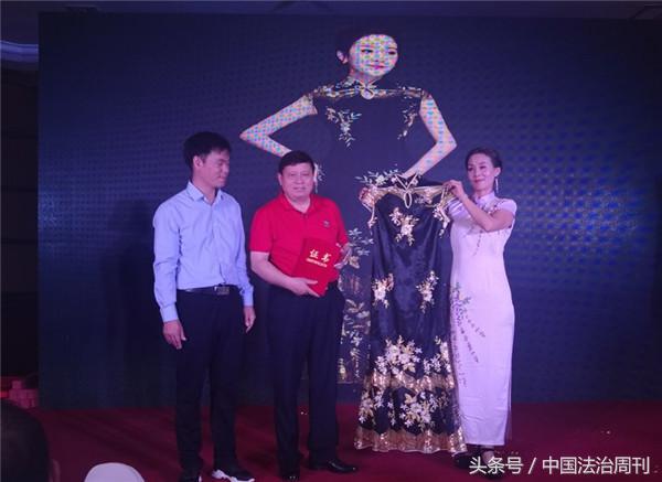 贝克汉姆签名足球,吉利捐赠武汉