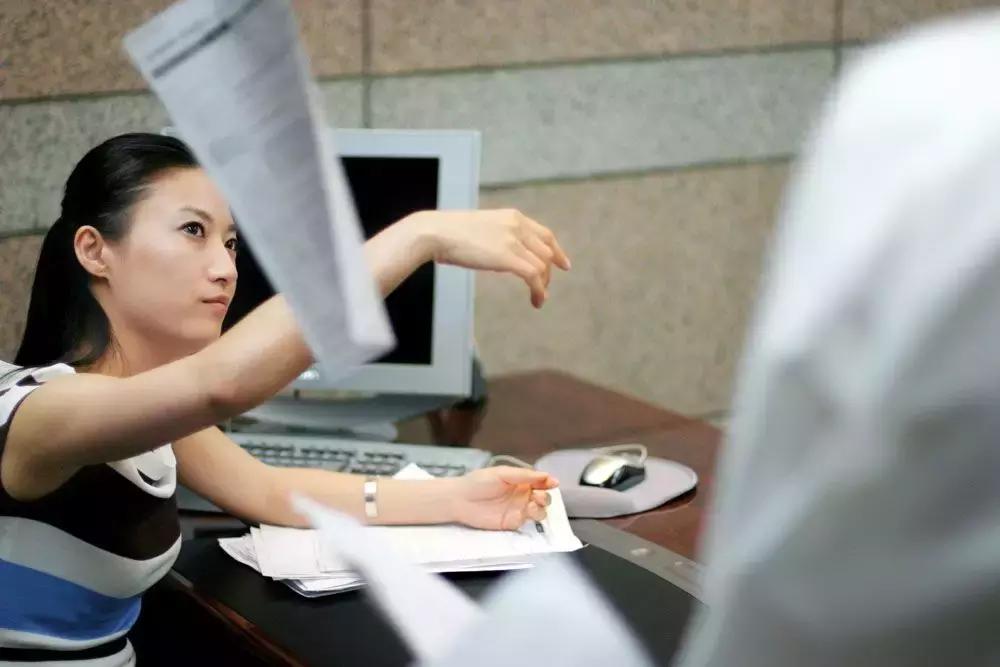 女性碰到职场“*规则潜**”，该如何应对？