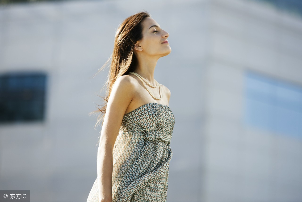 用胸贴后发痒有印怎么回事,贴胸贴以后胸部发痒