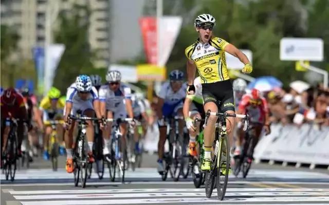 在跑道上尽情挥洒汗水,在运动场上肆意挥洒汗水