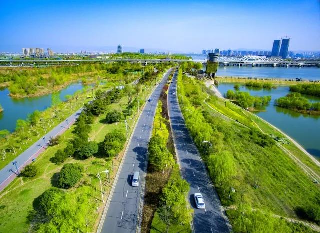 在跑道上尽情挥洒汗水,在运动场上肆意挥洒汗水