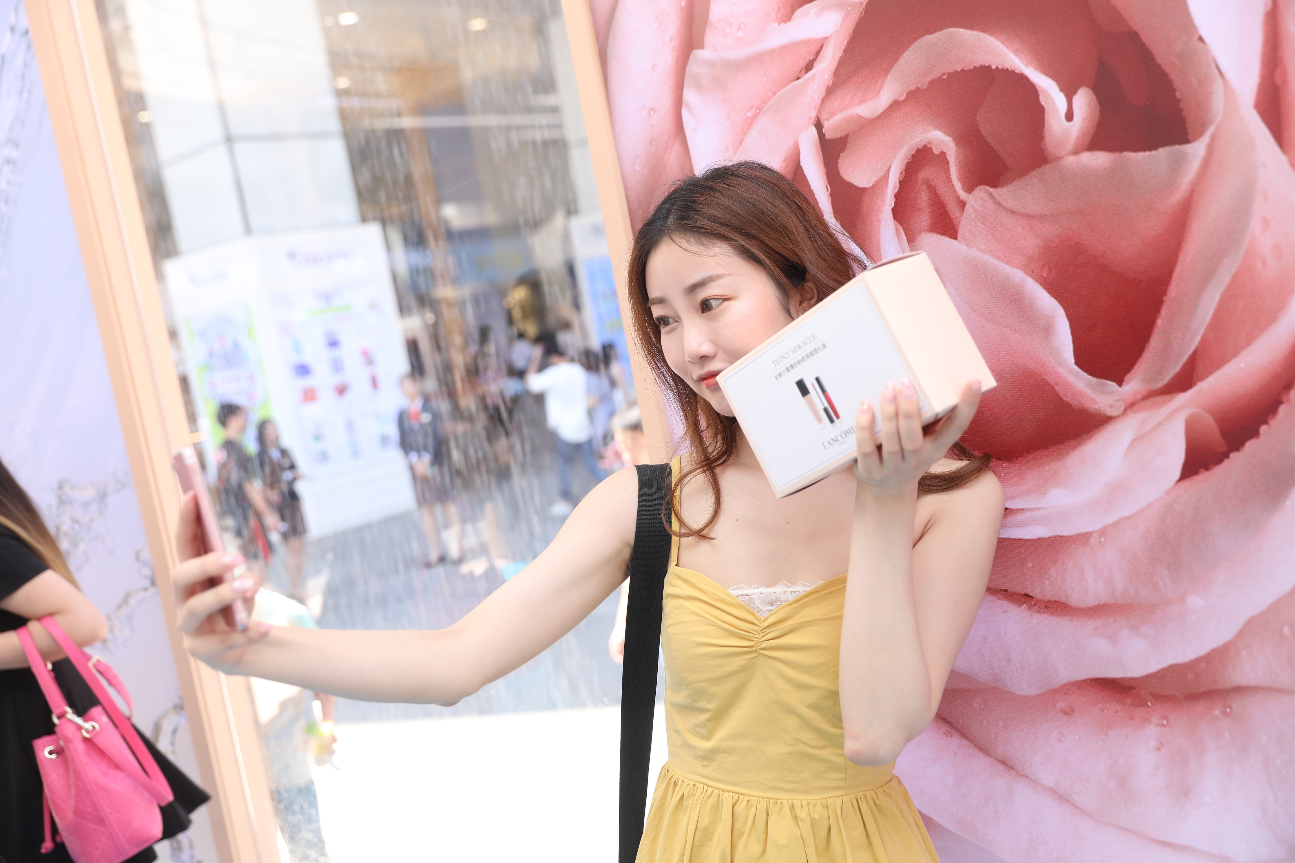 群光广场兰蔻水幕展邀你进入夏日清凉水世界