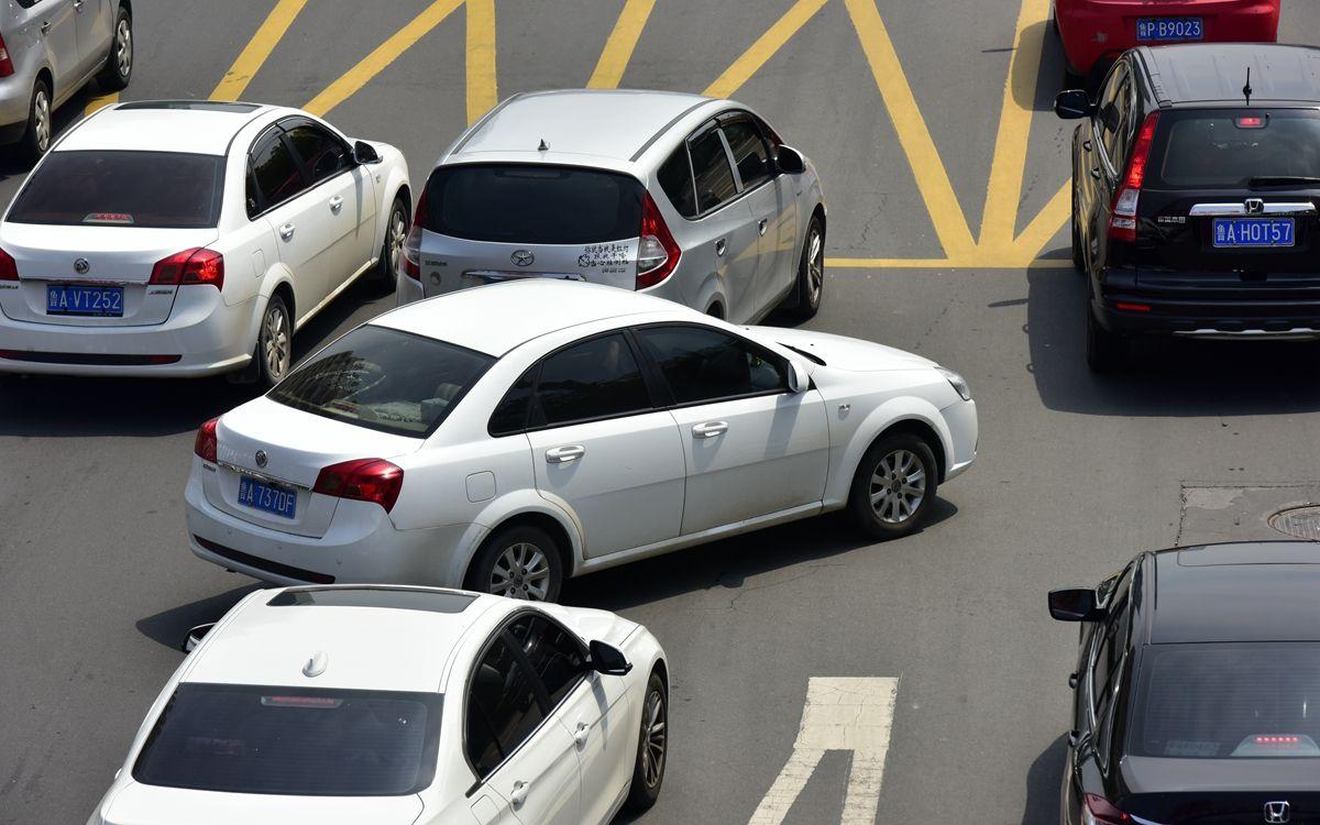 交通堵车现象严重吗怎么解决,堵车都是因为红绿灯的原因