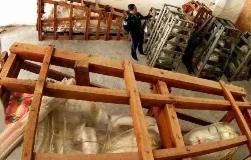 可笑又可怕，为了运毒，他们连小丁丁都不放过