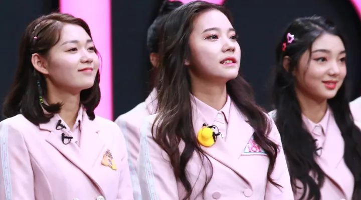 唐嫣粉唇,唐嫣鸭舌帽大红唇