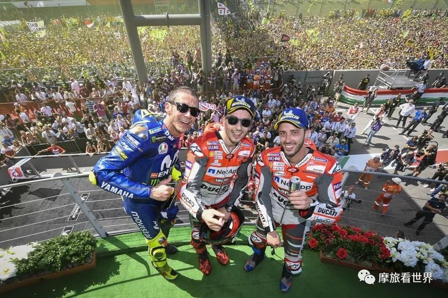 王一博骑摩托帅到爆的瞬间,王一博戴头盔只露眼睛