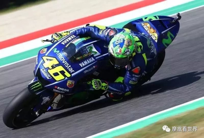 王一博骑摩托帅到爆的瞬间,王一博戴头盔只露眼睛