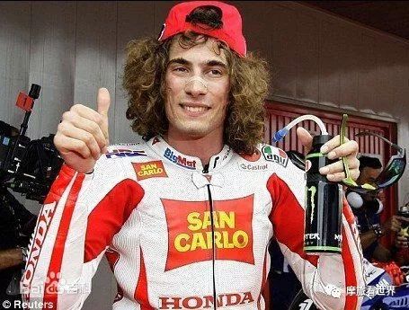 王一博骑摩托帅到爆的瞬间,王一博戴头盔只露眼睛