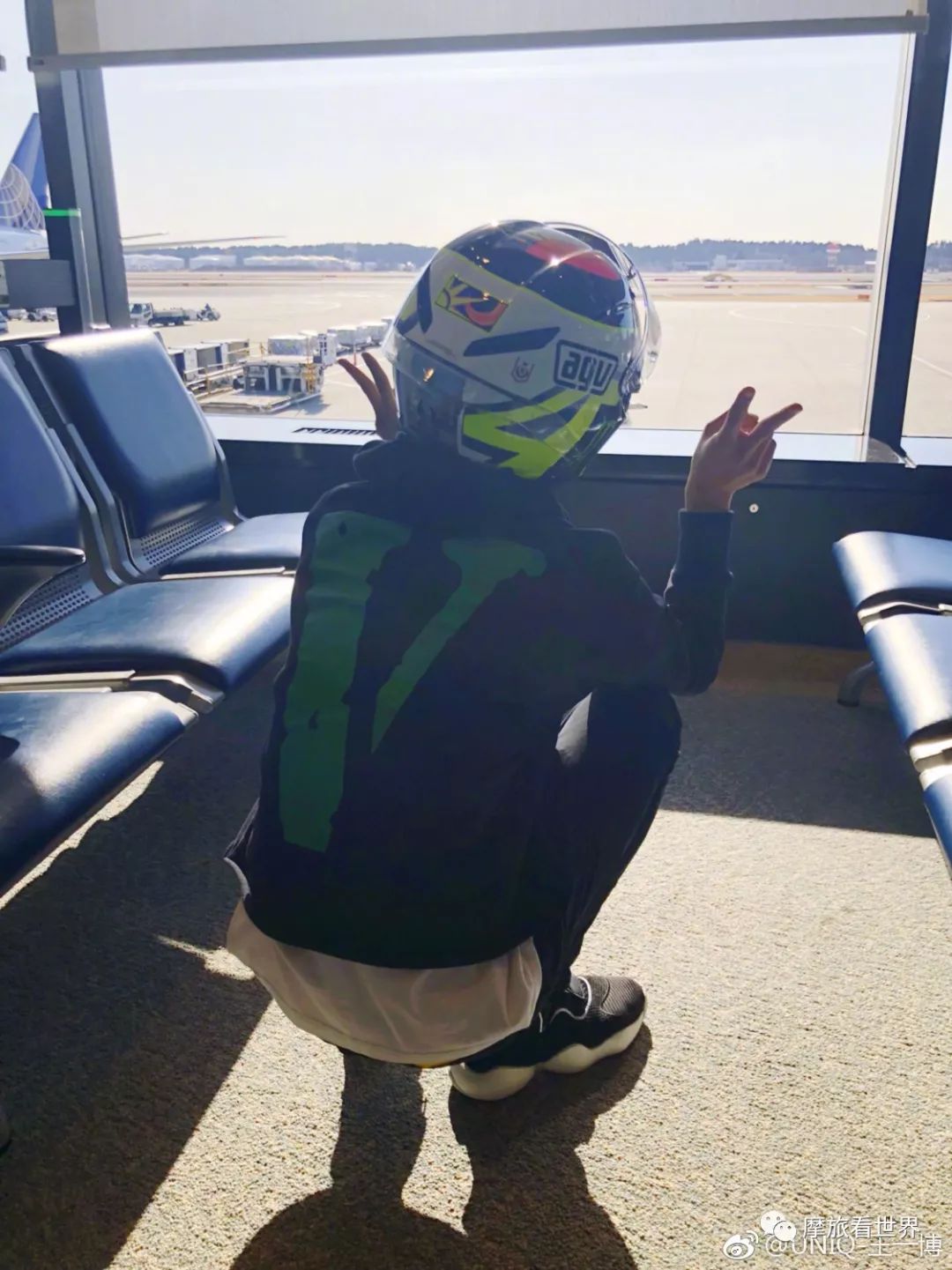 王一博骑摩托帅到爆的瞬间,王一博戴头盔只露眼睛