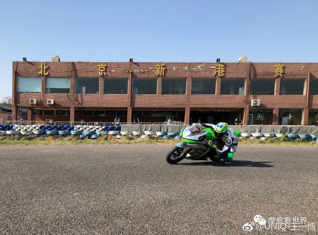 王一博骑摩托帅到爆的瞬间,王一博戴头盔只露眼睛