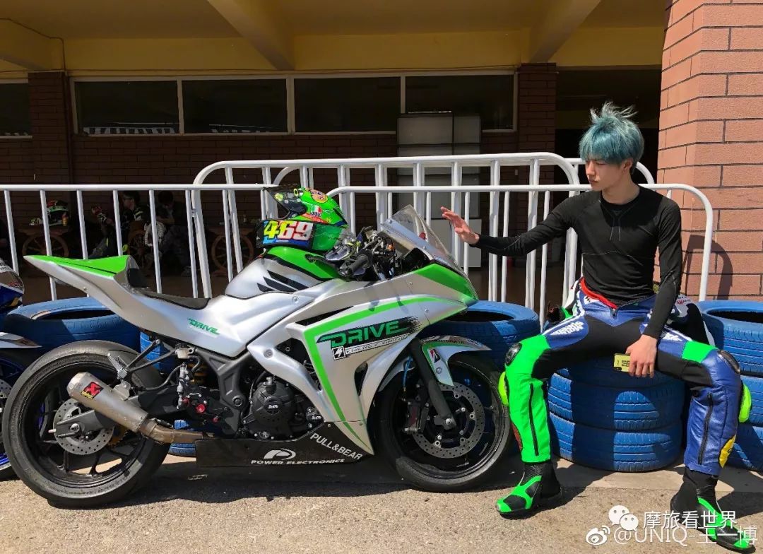 王一博骑摩托帅到爆的瞬间,王一博戴头盔只露眼睛