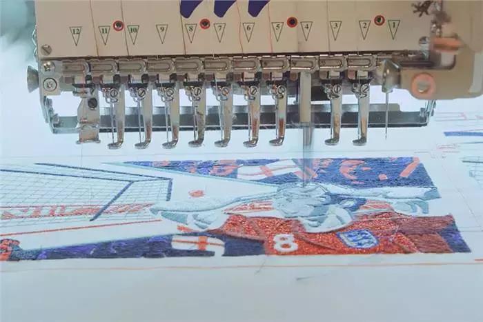 他用500小时「绣」出了一场世界杯