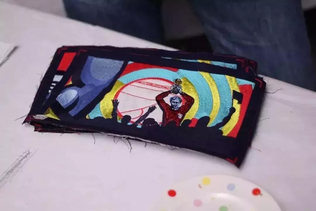 他用500小时「绣」出了一场世界杯